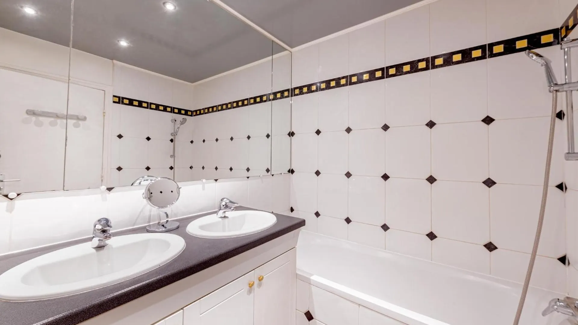 New - 3 Bedroom Flat With Eiffel Tower View Párizs Apartman